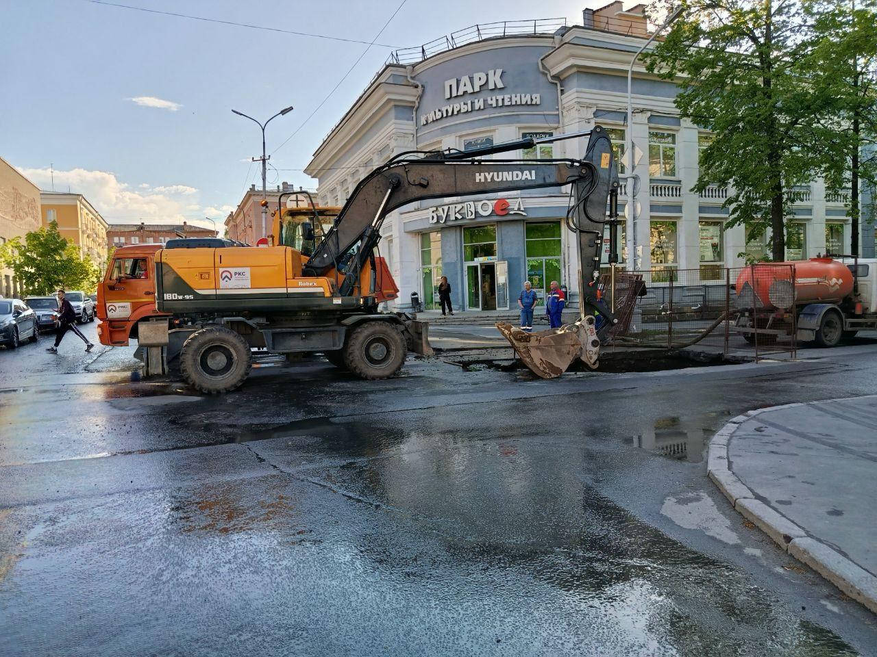 На Дзержинского в Петрозаводске сняли асфальт. Размер ямы впечатляет. Водителям, особенно тем, кто торопится, рекомендуют искать пути объезда. Параллельно с этим укладывают новое покрытие на Красноармейской. В итоге каждое утро Комсомольский проспект стоит в плотной пробке. 5 5 5 Подписаться Прислать новость