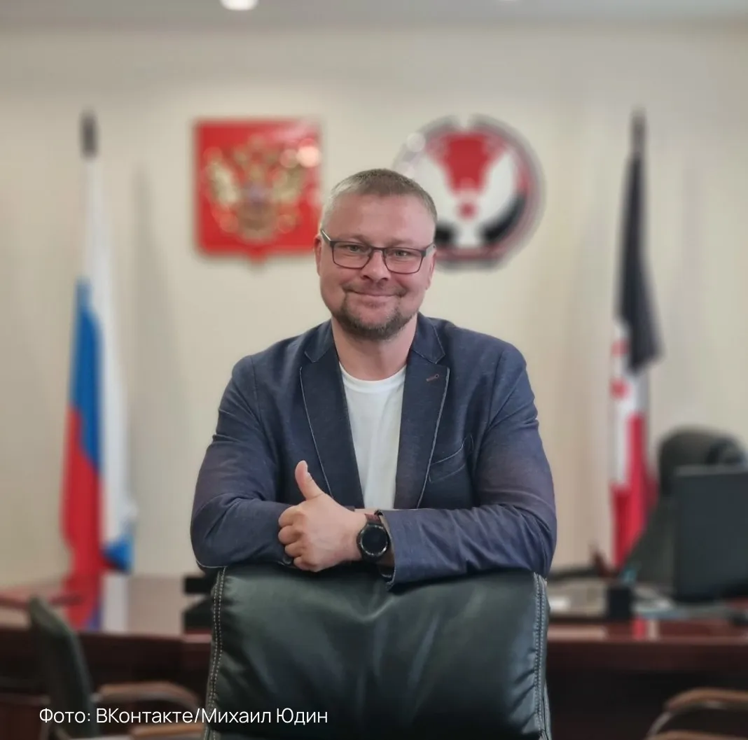 Экс министра поймали на езде за рулем под веществами Речь идет о бывшем главе Минсельхоза Удмуртии Михаиле Юдине Сотрудники ГИБДД остановили его машину и нашли у экс чиновника сверток с запрещенными веществами Медосвидетельствование Юдин проходить отказался но вину в ходе допроса признал Позднее в доме бывшего министра нашли еще 10 г наркотического вещества В отношении Юдина возбудили уголовное дело теперь ему грозит до трех лет тюрьмы На пост министра сельского хозяйства Удмуртии мужчина был назначен в 2021 году а в мае 2025 го прекратил работу в ведомстве   Подпишитесь на Абзац в Mах