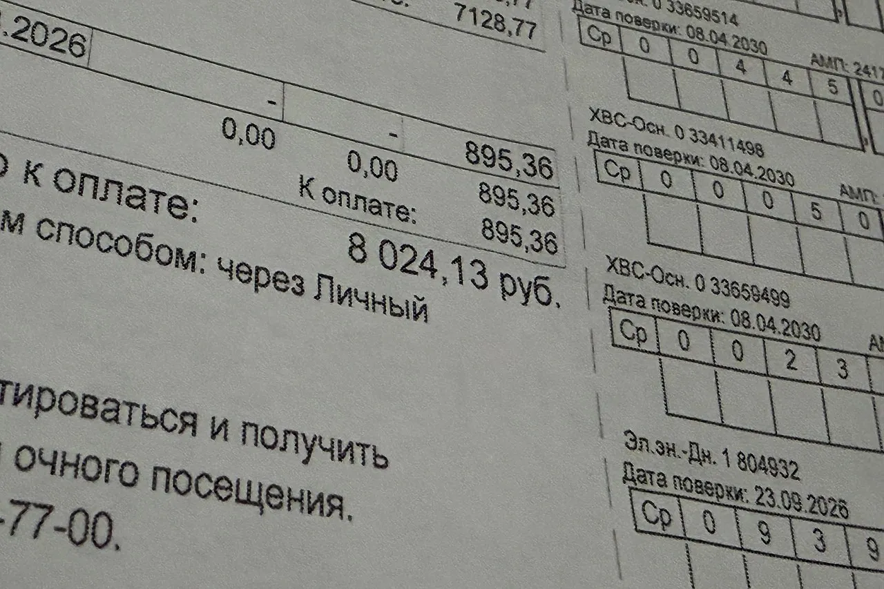 Россиянам рассказали как законно списать долги за услуги ЖКХ Россияне с долгами за жилищно коммунальные услуги могут списать задолженность через процедуру банкротства или договориться о ее реструктуризации Об этом сообщил депутат Госдумы Дмитрий Свищев РИА Новости По его словам банкротство остается единственным законным способом полностью избавиться от долгов включая коммунальные При этом списанию подлежат только задолженности возникшие до подачи заявления в суд Текущие платежи за свет воду и отопление оплачиваются в обычном порядке и не аннулируются Кроме того суд может отказать в списании если установит умышленное уклонение от оплаты Свищев уточнил что при долге от 50 до 500 тысяч рублей можно воспользоваться внесудебным банкротством через МФЦ а при большей сумме обращаться в арбитражный суд uralweb ru