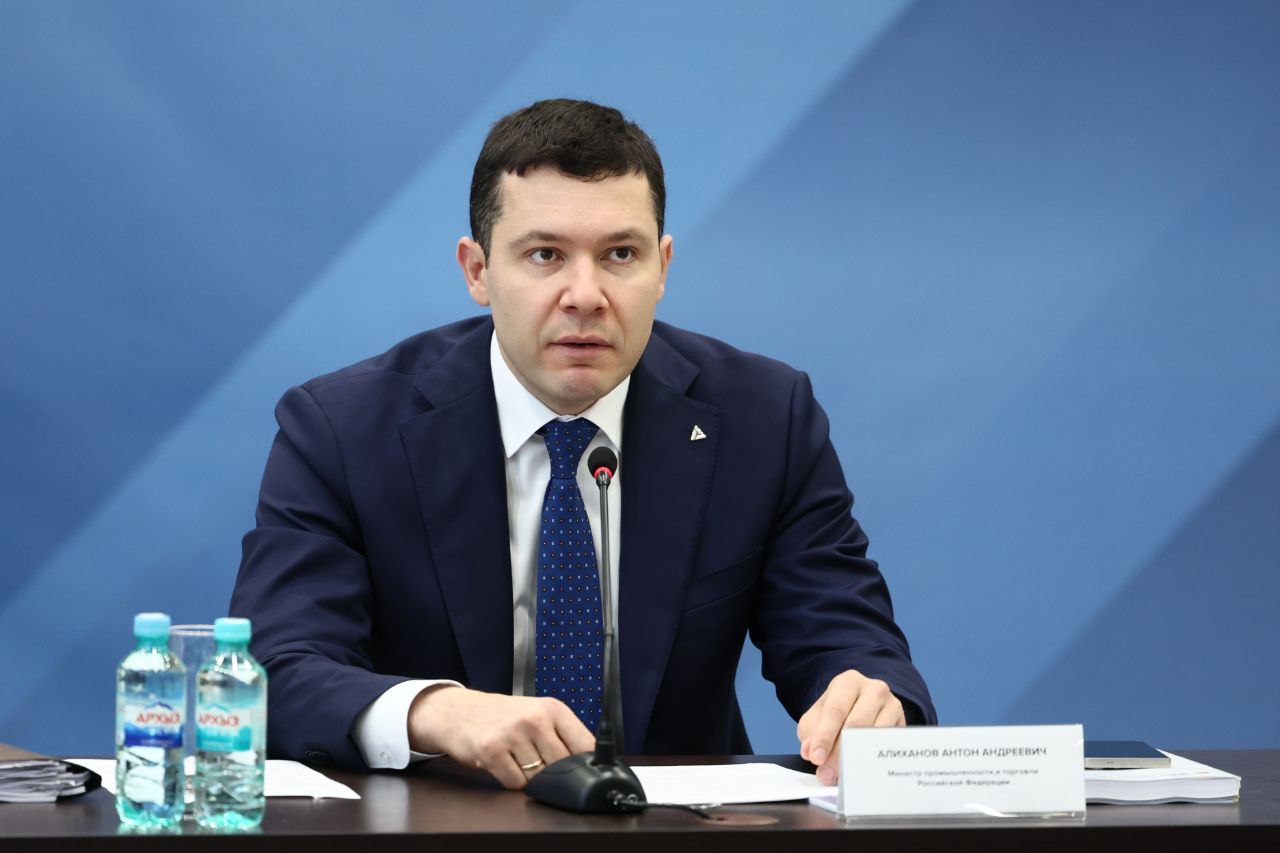 Сегодня в Челябинск с рабочим визитом прибыл министр промышленности и торговли РФ Антон Алиханов. Руководитель федерального Минпромторга посетит ключевые предприятия областного центра, в числе которых Завод роботов, Этерно, Высота 239, КОНАР, ЧТЗ и Челябинский завод городского электротранспорта. Кроме того, Антон Алиханов проведёт рабочую встречу с губернатором Алексеем Текслером. Визит министра на Южный Урал начался с заседания наблюдательного совета ФРП.  Фото: Наиль Фаттахов