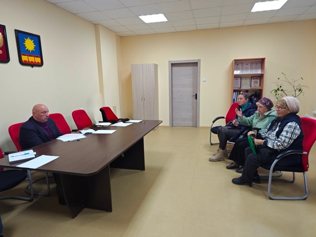 Председатель комитета ЗСПК по социальной политике и защите прав граждан Игорь Чемерис провёл приём граждан в посёлке Заводской ℹ Жители обратились с вопросами благоустройства и безопасности отсутствие уличного освещения на ул Ленина необходимость ремонта тротуара от дома 10 по ул Черноморской до школы искусств 1 а также обустройства придомовых территорий Отдельная тема приёма транспортное сообщение Горожане пожаловались на неудовлетворительное состояние автобусов по маршруту Заводской Владивосток и их редкий выход на линию что создаёт серьёзные неудобства для жителей По словам Игоря Чемериса обращения и наказы граждан приняты в работу Полностью читайте на нашем сайте Подписывайтесь на новости парламента Приморья