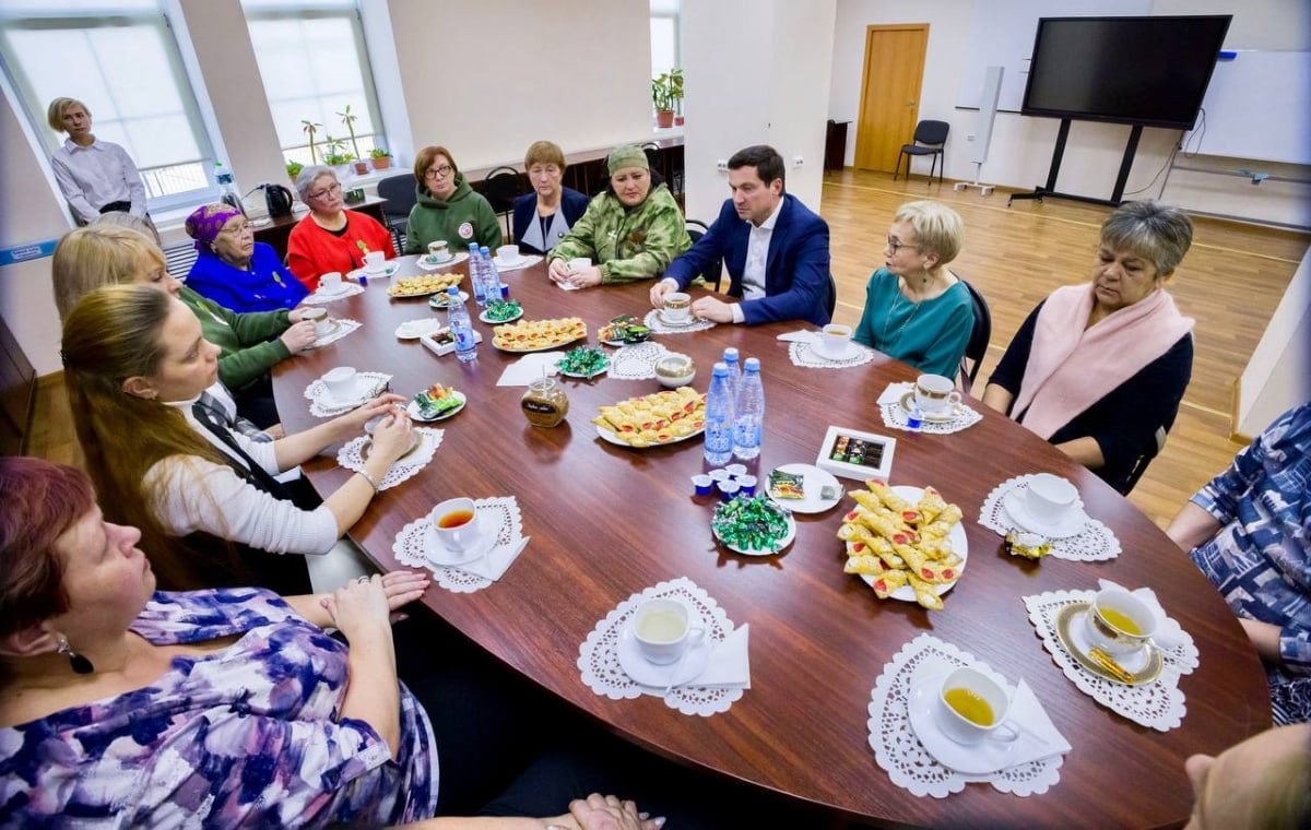 Глава Челябинска Алексей Лошкин встретился с матерями и вдовами бойцов СВО в канун Дня матери  В последнее воскресенье ноября в России отмечается День матери. Накануне праздника глава Челябинска Алексей Лошкин провел встречу с матерями, женами и вдовами военнослужащих. У некоторых из женщин в зоне СВО находятся сразу двое мужчин: муж и сын или сын и внук.  Алексей Лошкин отметил, что многие из женщин, с которыми он встретился, занимаются волонтерством — плетут маскировочные сети, делают окопные свечи, изготавливают сухие супы, чтобы военнослужащие на передовой могли питаться домашней едой. Женщины выполняют эту работу с большой материнской любовью к каждому солдату.