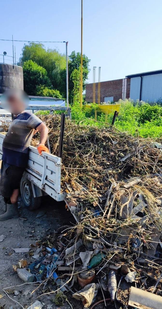 Очередное нарушение складирования мусора выявлено в Апшеронске  Отдел муниципального контроля администрации Апшеронска продолжает работу по выявлению нарушений правил благоустройства.  Так, 11 июля в районе улицы Красноармейской и Коммунистической зафиксировано нарушение правил благоустройства – гражданин на автомобиле произвёл складирование обрезков деревьев и кустарников, а также строительного мусора в баки для накопления ТКО. Это является нарушением экологических и санитарно-эпидемиологических требований при обращении с отходами.  Отделом муниципального контроля по данному факту подготовлен материал и передан в МВД для принятия мер, т.к. в действиях гражданина усматриваются признаки административного правонарушения, предусмотренного ст.8.2 КоАП РФ «Несоблюдение требований в области охраны окружающей среды при обращении с отходами производства и потребления».  Отдел муниципального контроля администрации города регулярно проводит мероприятия, направленные на выявление нарушений утилизации мусора, и призывает жителей проявлять сознательность и соблюдать правила благоустройства!  По материалам администрации Апшеронска  Апшеронский рабочий