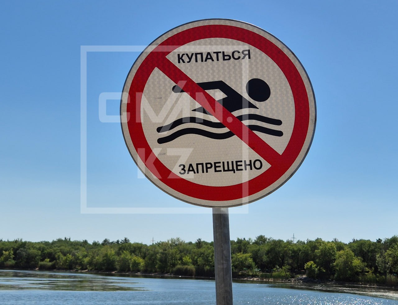 Два тела извлекли из воды на Сайране в Алматы В ДЧС сообщили, что тело 17-летнего подростка было извлечено из Сайрана вечером 25 июня. Также было найдено тело мужчины 1977 года рождения, который по словам очевидцев был в состоянии алкогольного опьянения и утонул. Как напомнили в ДЧС, купаться в Сайране запрещено. Соответствующие таблички установлены на берегу водохранилища.В случае нарушения этого запрета алматинцев грозятся штрафовать. /CMN_KZ