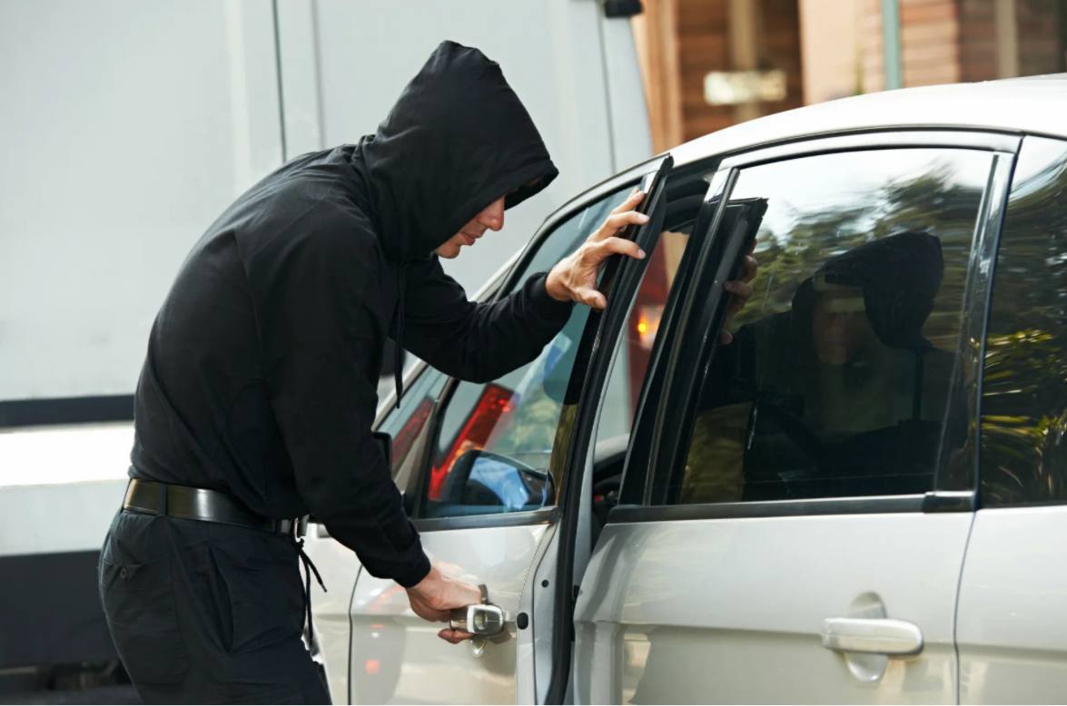 В Геленджике полицейские уличили приезжего в хищении денег из автомобиля  Сотрудники ОМВД России по городу Геленджику задержали подозреваемого в краже крупной суммы наличности из машины принадлежащей местному жителю Злоумышленником оказался ранее судимый 49 летний приезжий из Курской области Установлено что мужчина находясь на территории микрорайона Северный города курорта обратил внимание на припаркованные у домовладений автомобили Подойдя к одной из машин злоумышленник заметил что она не заперта Проникнув в салон иномарки приезжий забрал два мобильных телефона и деньги в сумме 260 тысяч рублей после чего скрылся  Через несколько дней мужчина вновь проник в этот же автомобиль откуда похитил еще порядка 190 тысяч рублей Общая сумма ущерба потерпевшему составила около 450 тысяч рублей  В отношении подозреваемого возбуждено уголовное дело по ч 2 и 3 статьи 158 УК РФ Кража Санкции статьи предусматривают максимальное наказание в виде лишения свободы на срок до 6 лет