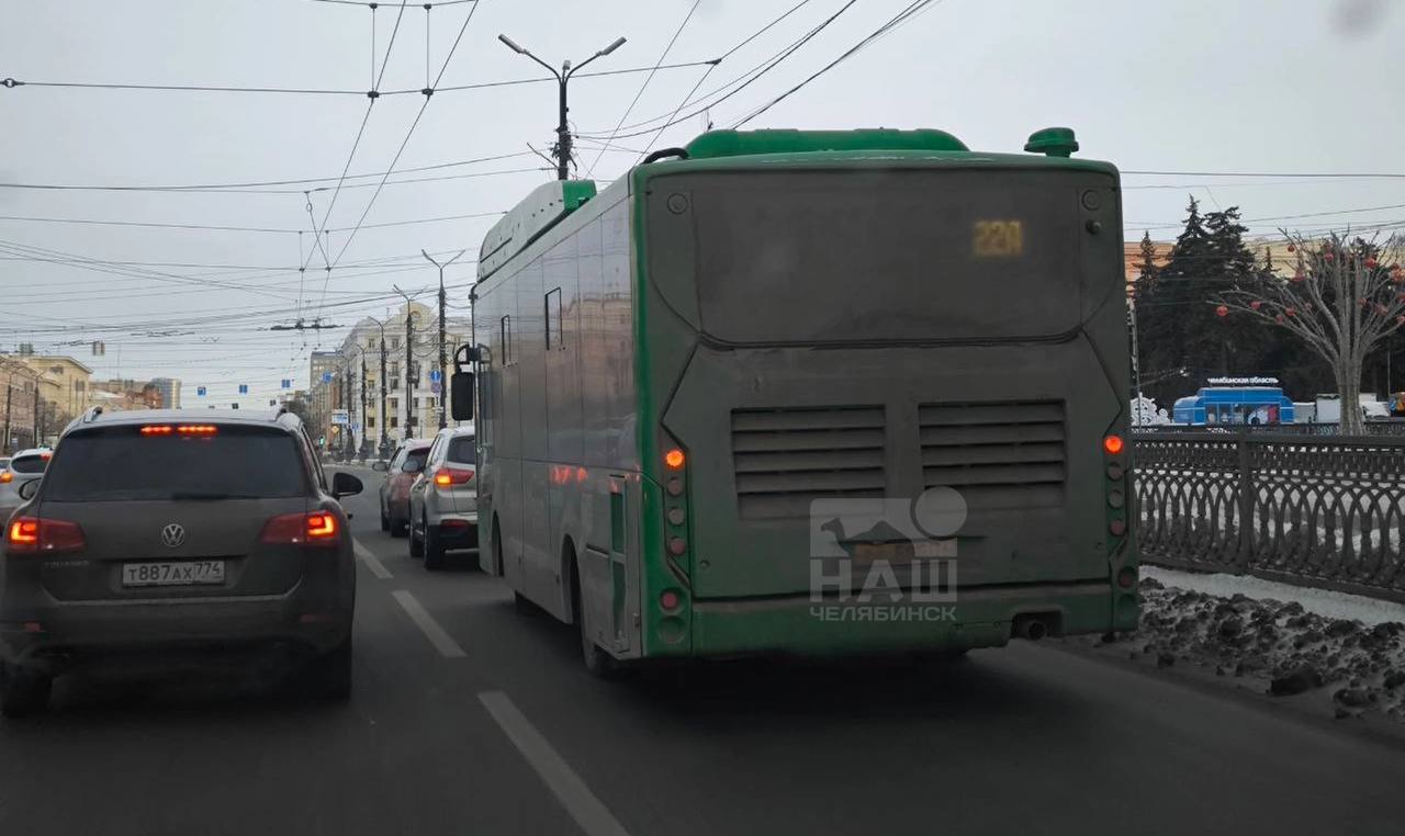 Перевозчика оштрафуют за грязные автобусы и трещины на стеклах Компанию «Альфа» оштрафуют на 25 тысяч рублей за нарушения в работе общественного транспорта. После жалоб пассажиров Миндортранс проверил девять автобусов на одном из маршрутов и нашел 25 нарушений.  Среди них: грязь в салоне, трещины на стеклах и неработающие информационные табло. В ведомстве отметили, что это только начало проверок, и общая сумма штрафов за месяц может быть гораздо больше.