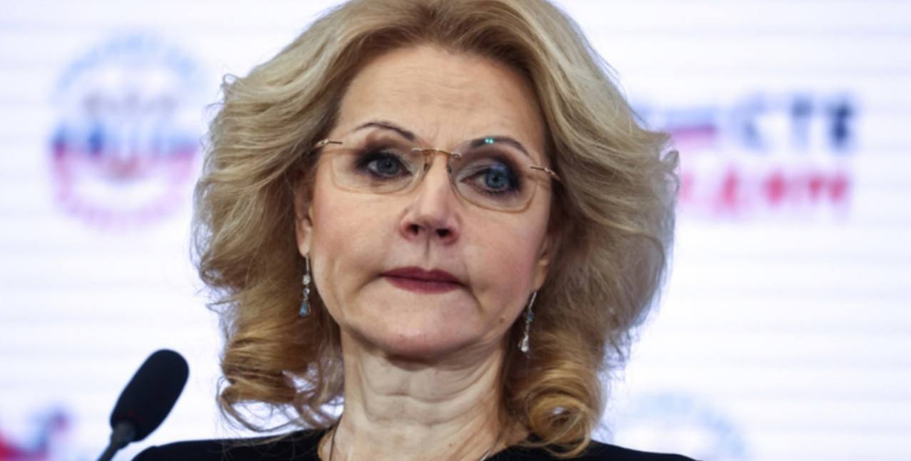 Вице-премьера Татьяну Голикову заподозрили в обходе санкций и отмывании денег в Португалии Апелляционный суд Португалии рассмотрел дело о замораживании активов бывшего замминистра промышленности и торговли Андрея Дементьева. Его с партнершей подозревают в отмывании средств, нарушении международных санкций и налоговом мошенничестве. В центре дела — его крупные переводы из российских и офшорных источников, покупка элитной недвижимости в Португалии и связи с семьёй вице-премьера Татьяны Голиковой, которая находится под санкциями Евросоюза. Семья Дементьева живёт в Португалии как минимум с 2009 года. Следствие установило, что она контролирует ряд компаний и банковских счетов, элитную недвижимость и автомобили. В период с 2015 по 2022 год Дементьев перевёл на свои счета в португальском банке BPI около 20 млн евро. Проблемы начались из-за переводов после начала войны России и Украины — на счета бывшего чиновника и его партнёрши поступили $10,75 млн. Платежи были использованы для покупки дома в элитном курортном городе Кашкайше. Позже объект недвижимости оказался связан с другим лицом — строительным магнатом, связанным с российскими элитами. Подписаться Прислать новость