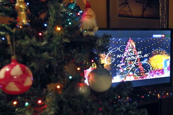 Опрос 20 россиян планируют встретить Новый год за городом 64 респондентов собираются отпраздновать событие дома Такие данные приводит ТАСС ссылаясь на исследование компаний ЮMoney и Суточно ру Из материалов также следует что спрос на аренду домов в Подмосковье на предстоящие праздники вырос на 40 относительно 2024 го В среднем снять дачу обойдётся в 24 тысяч рублей в сутки что на 8 больше чем в прошлом году Обычно арендуются дома на три дня и на эти цели отводится 72 тысячи рублей Самые востребованные для бронирований даты с 30 декабря по 2 января Подписаться на Говорит Москва Telegram VK MAX