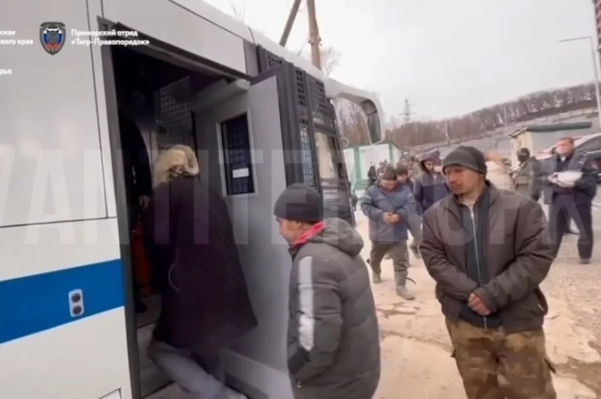 На стройке жилого комплекса "Гринхиллс" во Владивостоке задержали 30 человек, из которых 23 — иностранцы без действующих патентов на работу в России. Информация о нелегальных мигрантах поступила через анонимный чат-бот «Опер пишет» от Антитеррористической комиссии Приморского края. Профилактическое мероприятие провели бойцы отряда "Тигр-Правопорядок", полиция и Ленинская прокуратура. Нарушителям назначено принудительное выдворение из страны согласно статье 18.10 КоАП РФ. #Владивосток #нелегальнаямиграция #стройка #выдворение #правопорядок #Приморскийкрай Подробнее