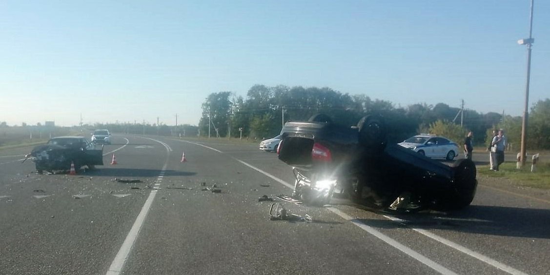 В Изобильненском округе Ставрополья выясняют обстоятельства аварии с участием двух легковых автомобилей Об этом сообщили в четверг в краевом управлении ГИБДД ДТП произошло 24 сентября на трассе Ставрополь Изобильный Новоалександровск Красногвардейское По предварительной информации водитель ВАЗ 2115 на нерегулируемом перекрестке не предоставил преимущество в движении автомобилю Лада Гранта двигавшемуся по главной дороге В результате столкновения травмы получили 25 летний водитель Граны и его 28 летний пассажир Их госпитализировали в больницу Изобильного Автоинспекторами установлено что оба водителя не являются злостными нарушителями ПДД на момент аварии были трезвы ГТРК Ставрополье Читать нас в MAX