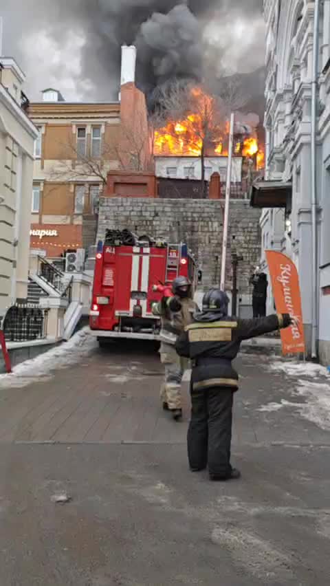 Пожар в центре Владивостока охватил два исторических здания
