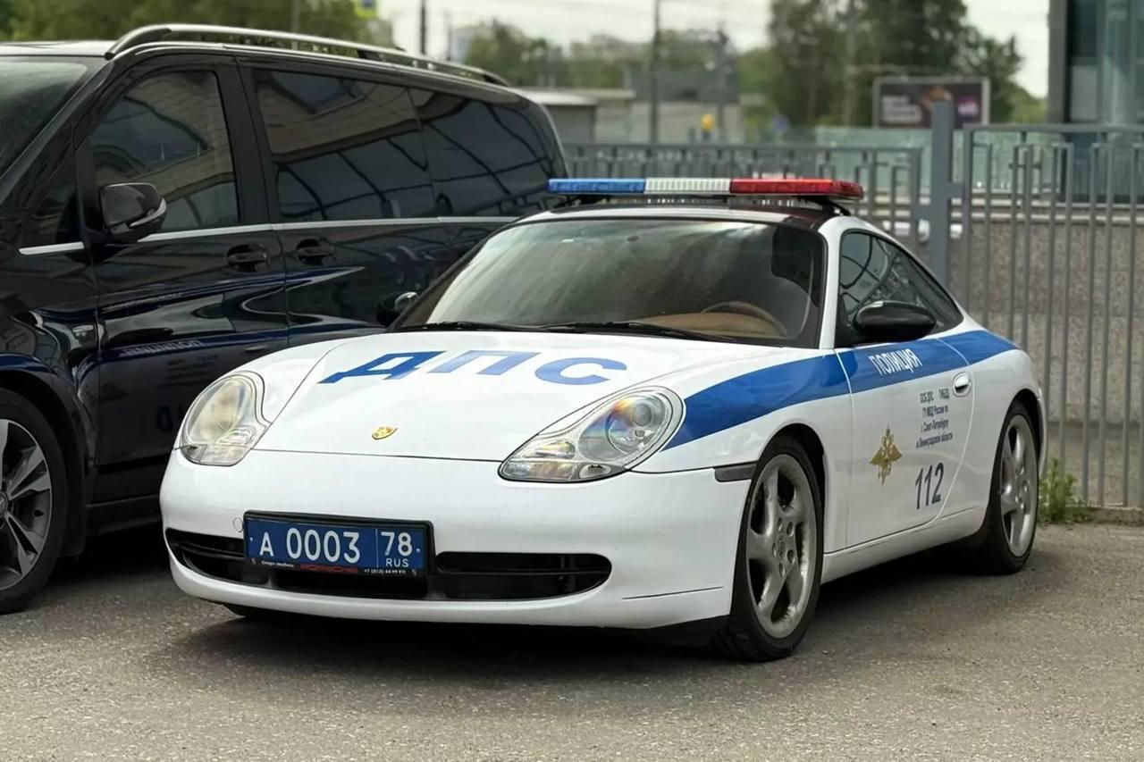 В Петербурге снова появился легендарный полицейский Porsche 911 — он будет патрулировать дороги во время Петербургского международного экономического форума. Забавно, что этот Porsche когда-то был частным и приехал из Германии. Позже его перекрасили в белый, нанесли полицейскую ливрею и официально записали в ряды дорожной полиции. Эй, Питер!