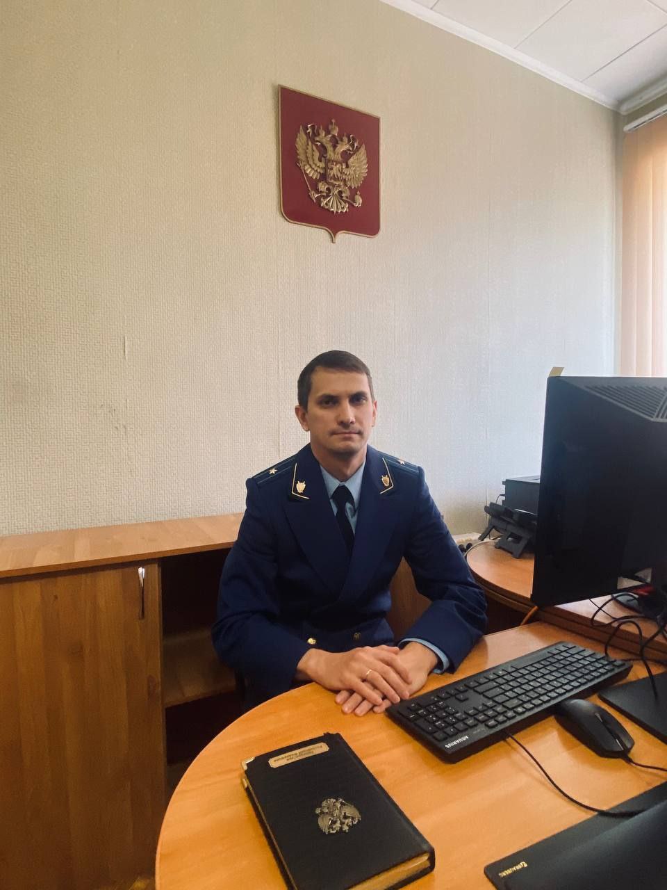 Приказом Генерального прокурора Российской Федерации от 22 09 2025 1082 к младший советник юстиции Дергунов Андрей Андреевич назначен прокурором Ивантеевского района Саратовской области Дергунов А А 1992 года рождения имеет высшее юридическое образование  В органах прокуратуры проходит службу с сентября 2016 г Был старшим помощником прокурора Малокарачаевского района помощником Усть Джегутинского межрайонного прокурора Карачаево Черкесской Республики помощником старшим помощником прокурора Ленинского района г Саратова Саратовской области С марта 2024 г замещал должность заместителя прокурора Новоузенского района  Зарекомендовал себя юридически грамотным трудолюбивым ответственным работником и руководителем