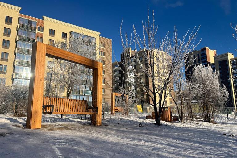 В Академгородке сделали сквер для прогулок с видом на Енисей  Сквер находится в районе многоквартирного дома на улице Академгородок, 66.    Подписаться