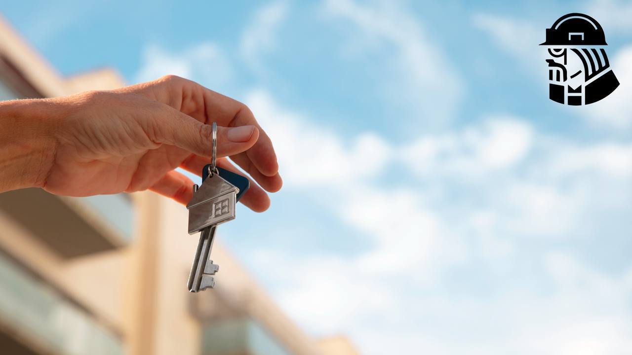 Новая нормальность рынка недвижимости цены встанут а ипотека останется роскошью и в 2026 году Российский рынок жилья окончательно попрощался с эпохой сверхдешевой ипотеки и перешел в фазу новой нормальности где бал правит ограниченный реальный потребительский спрос сообщает Forbes Хотя в начале 2025 года наблюдался краткий всплеск в Москве спрос в феврале вырос на 25 40 весенне летний сезон быстро остудил продажи В итоге в 2026 году эксперты прогнозируют стагнацию цен а в худшем случае их постепенное снижение поскольку причин для роста в текущих экономических условиях нет Застройщикам придется учиться выживать в этой новой более жесткой парадигме Ключевой фактор дорогая ипотека которая останется таковой как минимум еще год Ключевая ставка до конца 2025 года вряд ли опустится ниже 16 К лету 2026 года рынок ожидает ставку около 15 В ближайшие месяцы ипотека будет выдаваться под 20 годовых снизившись к середине следующего года лишь до 17 18 При такой стоимости кредитов существенного роста покупательской активности ждать не стоит а число дефолтов и отказов от сделок среди ипотечников рассчитывавших на скорое рефинансирование будет только расти Фото РИА