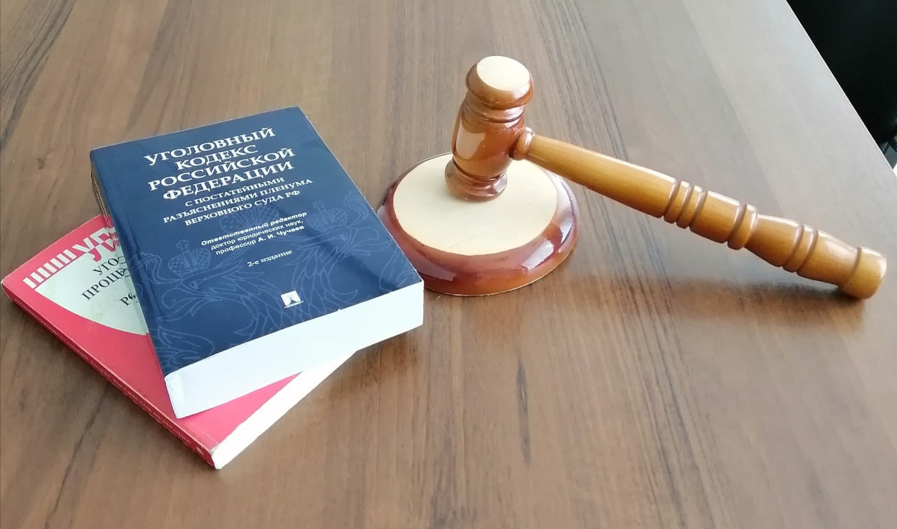 Бывший сотрудник ФСИН признан виновным в серии коррупционных преступлений Синарский районный суд Каменска Уральского вынес обвинительный приговор бывшему инспектору исправительной колонии 47 Бывший инспектор дежурный по жилой зоне дежурной части ИК 47 Александр Малухин обвинялся в серии коррупционных преступлений включая получение и покушение на получение взяток а также злоупотребление должностными полномочиями Суд установил что в 2025 году Малухин используя служебное положение организовал схему по передаче запрещенных предметов заключенным Он получал через посредника денежные средства часть из которых тратил на покупку мобильных телефонов для осужденных а остальные присваивал По одному из эпизодов инспектор не смог довести свои планы до конца заказчик отказался платить и сообщил о противоправных действиях сотрудникам управления собственной безопасности ГУФСИН России по Свердловской области Подсудимый вину признал частично Синарский районный суд Каменска Уральского признал Александра Малухина виновным по ч 3 ст 290 п е ч 3 ст 286 ч 1 ст 291 2 п е ч 3 ст 286 ч 3 ст 30 ч 3 ст 290 п е ч 3 ст 286 Уголовного Кодекса Российской Федерации Ему назначено наказание в виде 6 лет лишения свободы с отбыванием в колонии общего режима с лишением права занимать должности связанные с осуществлением функций представителя власти в государственных органах органах местного самоуправления на срок 3 года Также с него взыскан штраф в размере 140 тысяч рублей в 20 кратном размере от суммы взятки Приговор не вступил в законную силу Синарский районный суд