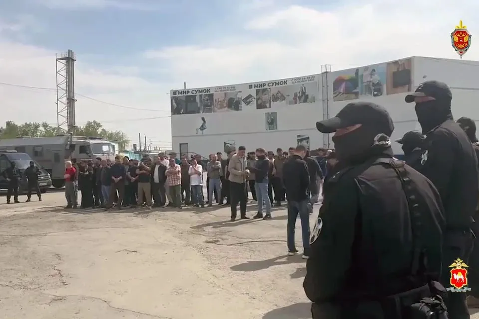 Выстроили всех на улице и забрали тысячу наименований товара силовики устроили рейд на челябинском рынке В Челябинске на рынок нагрянули сотрудники ФСБ Полиции и Росгвардии Люди в бронежилетах и масках вывели сотрудников из магазинов на улицу и построили перед зданием В региональном ГУ МВД объяснили причину тревожной картины Как выяснилось в такой суровой обстановке искали не каких нибудь террористов а только нарушителей миграционного законодательства и нелегальные товары Проверили 18 торговых точек 72 иностранных работников В двух павильонах обнаружили товары подозрительно похожие на подделки Всего было изъято более тысячи наименований несертифицированной продукции уточнили в полиции За торговлю при отсутствии установленной информации составили 14 административных протоколов   Подписаться на chelkp Мы в MAX