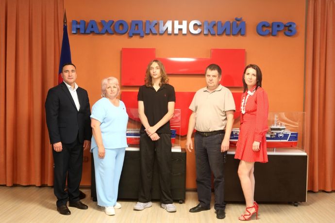 Целевое обучение как старт карьеры: НСРЗ, НГГПК и старшеклассник Находки заключили договор будущего  Находкинский судоремонтный завод  НСРЗ  и Находкинский государственный гуманитарно-политехнический колледж  НГГПК   успешно продолжают совместную реализацию программы целевого обучения среднего профессионального образования.  В конференц-зале предприятия прошла торжественная церемония подписания трехстороннего договора о целевом обучении между судоремонтным заводом, колледжем и будущим специалистом Артуром Кувшиновым.  Глава Находкинского городского округа Тимур Магинский принял участие в церемонии подписания договора, подчеркнув стратегическую важность такого партнёрства для города:   - Это не просто договор, это билет в будущее для нашего молодого будущего специалиста и важный шаг для всего города. Программы целевого обучения – это четкое социальное продвижение для нашей молодежи. Ребята получают качественное образование, финансовую поддержку во время учебы и гарантированное трудоустройство в родном городе. Это снижает отток молодежи и укрепляет экономику Находки.  Находкинский государственный гуманитарно-политехнический колледж обеспечивает качественную подготовку специалистов по востребованным для завода специальностям: судостроение, сварочное производство, монтаж, техническое обслуживание, эксплуатация и ремонт промышленного оборудования  по отраслям  и другим.  - Я выбрал для себя специальность сварочное дело. Сейчас редко выбирают направления, связанные с ручной работой. Считаю, что это действительно перспективная сфера деятельности, и я вижу большие возможности для себя. А практика на настоящем заводе – это бесценный опыт еще до окончания колледжа, - отметил Артур Кувшинов.