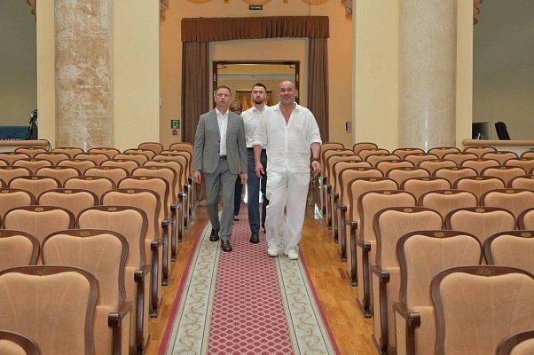 Глава Сочи Андрей Прошунин провел рабочую встречу с художественным руководителем СКФО Максимом Авериным    Встреча состоялась в Зимнем театре, входящем в структуру Сочинского концертно-филармонического объединения. Глава Сочи Андрей Прошунин и народный артист России Максим Аверин обсудили афишу культурных событий и планы по обновлению знакового учреждения культуры.  — Наш легендарный Зимний театр – одна из главных культурных площадок Юга России. Только с начала этого года фестивали, спектакли и концерты здесь посетили почти 200 тысяч сочинцев и гостей курорта. Объединяем на сочинской сцене лучшие коллективы страны. Необходимо продолжать эту работу, чтобы программа была наполнена событиями во все сезоны, — подчеркнул глава Сочи Андрей Прошунин.  В рамках рабочей встречи обсуждались также вопросы реставрации и совершенствования материально-технической базы знакового учреждения. Проект для работ подготовлен. Сейчас при региональной поддержке прорабатывается вопрос определения источников финансирования.