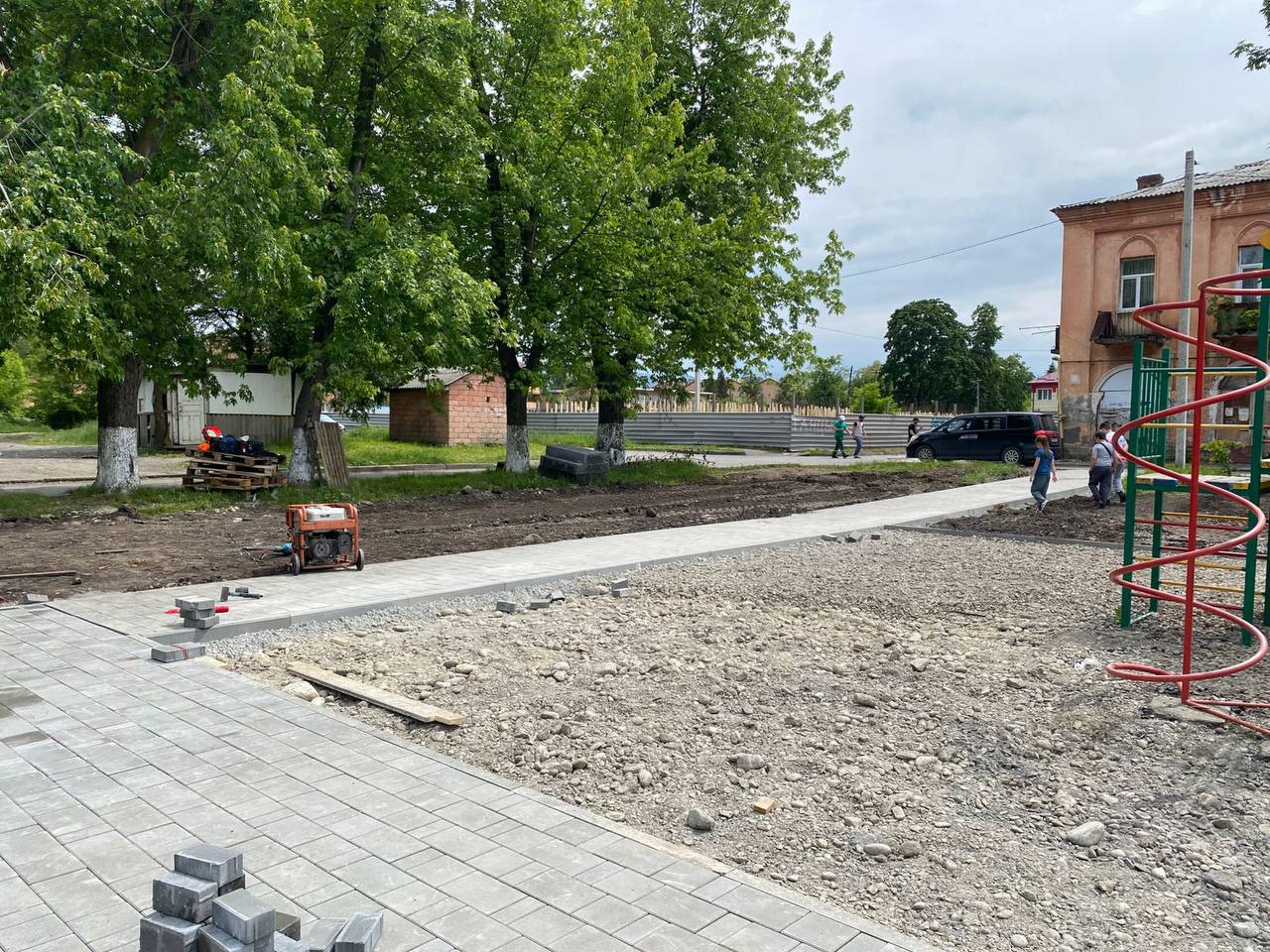 Во Владикавказе начали благоустраивать зону отдыха на улице Павлика Морозова   В прошлом году здесь завершили первый этап ремонта сквера, сейчас приступили ко второму.  «Специалисты сняли старое покрытие, ведутся земляные работы — уже намечены будущие прогулочные дорожки, готовится основа для брусчатки. Совсем скоро здесь появятся новые фонари, удобные скамейки и урны — всё для того, чтобы гулять было приятно и днём, и вечером», — рассказал Сергей Меняйло.
