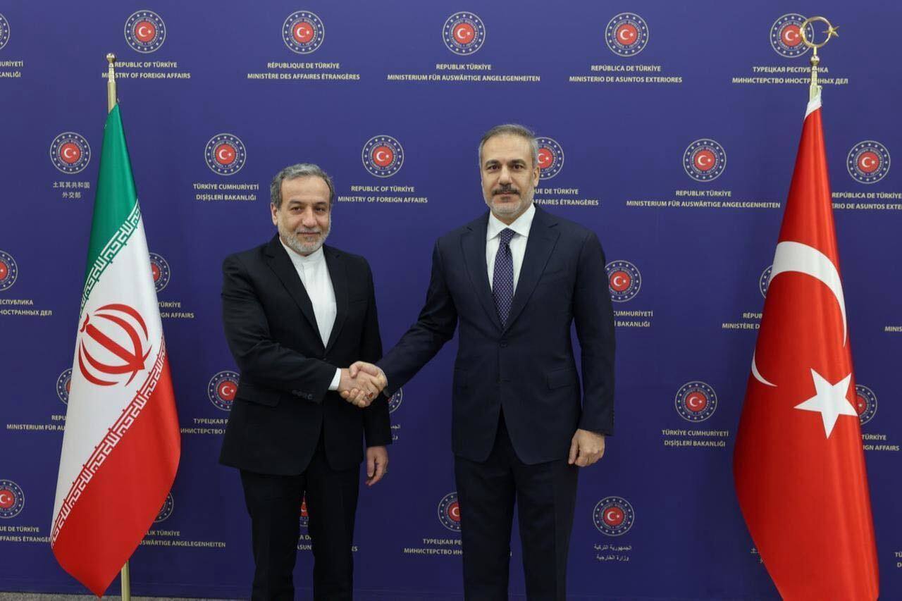 Хакан Фидан едет в Иран Министр иностранных дел Турции Хакан Фидан 30 ноября посетит Иран где проведет встречу с министром иностранных дел Аббасом Аракчи и другими высокопоставленными представителями страны Подробнее   Переговоры будут посвящены подготовке к заседанию Совета высокого уровня сотрудничества и укреплению сотрудничества в области безопасности и борьбы с терроризмом В повестку войдут транспортные связи вопросы инфраструктуры пограничных торговых центров и усилия по ускорению строительных проектов Стороны намерены довести товарооборот до 30 миллиардов Важное место в повестке дня займет вопрос региональной стабильности при этом Анкара будет подчеркивать важность диалога с Тегераном по вопросам Палестины Газы Сирии действий Израиля в регионе и мирного решения вопроса иранской ядерной программы Президент Реджеп Тайип Эрдоган последний раз посетил Иран 19 июля 2022 года Министр иностранных дел Аббас Аракчи приезжал в Турцию 21 июня 2025 года в рамках заседания Организации исламского сотрудничества Восьмое заседание Высшего совета сотрудничества прошло 24 января 2024 года в Анкаре По состоянию на октябрь 2025 года товарооборот стран достиг 6 5 миллиарда Будьте в курсе последних новостей с TRT на русском