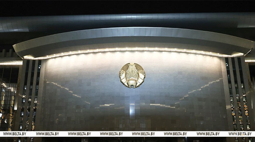 Президент Беларуси Александр Лукашенко подписал закон Об изменении законов по вопросам налоговых правоотношений Корректировка Налогового кодекса на 2026 год не предусматривает кардинальных изменений и обусловлена необходимостью точечной донастройки системы направленной на повышение справедливости налогообложения Для подавляющего большинства граждан и организаций налоговая нагрузка в реальном выражении остается прежней   Подробнее на vitvesti by Сайт TikTok VK Instagram YouTube ОК Стикерпак ВВ Чат бот