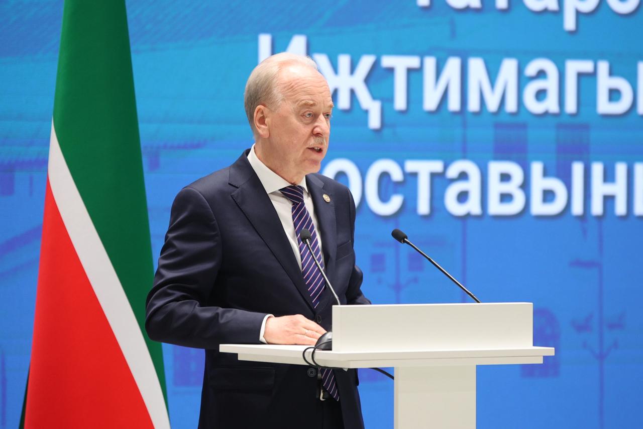 Александр Терентьев стал председателем Общественной палаты РТ На этом посту он сменил Зилю Валееву которая руководила палатой два срока подряд с 2020 года За кандидатуру Терентьева члены Общественной палаты Татарстана проголосовали единогласно Очень авторитетный опытный новый состав Общественной палаты Александр Михайлович прошел большой путь партийный в администрации нашей Нет сомнений что новый состав справится с поставленными задачами заявил Рустам Минниханов принявший участие в заседании Александр Терентьев долгие годы руководил департаментом по вопросам внутренней политики в аппарате президента РТ В 2022 2025 годах был членом Совета Федерации от исполнительной власти республики куда был назначен Рустамом Миннихановым С сентября 2025 года помощник раиса республики KazanFirst в бот