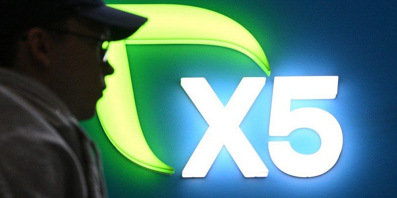 Выручка X5 во II квартале выросла на 21,2%, доходы "Пятерочки" - на 18,5%  Чистая розничная выручка ПАО "Корпоративный центр ИКС 5"  X5  во втором квартале 2025 гола увеличилась на 21,2% и составила 1,16 трлн рублей, говорится в сообщении компании.  LfL-продажи выросли на 13,9% за счет повышения среднего чека на 12,2% и трафика на 1,5%.  В частности, выручка сети "Пятерочки", которая генерирует основную часть дохода группы, увеличилась на 18,5%, до 897 млрд рублей. "Перекресток" нарастил розничную выручку на 9,6%, до 130,5 млрд рублей, "Чижик" - в 1,8 раза, до 103,8 млрд рублей.  Общие доходы группы выросли на 21,6%, до 1,17 трлн рублей.  Во II квартале ритейлер открыл 765 магазинов  net, с учетом закрытий .  Продажи цифровых бизнесов  онлайн-гипермаркета "Vprok. ru Перекресток", экспресс-доставки, сервиса доставки "последней мили" 5Post и сервиса доставки готовой еды "Много лосося"  в отчетном периоде увеличились в 1,5 раза - до 70,1 млрд рублей. #x5