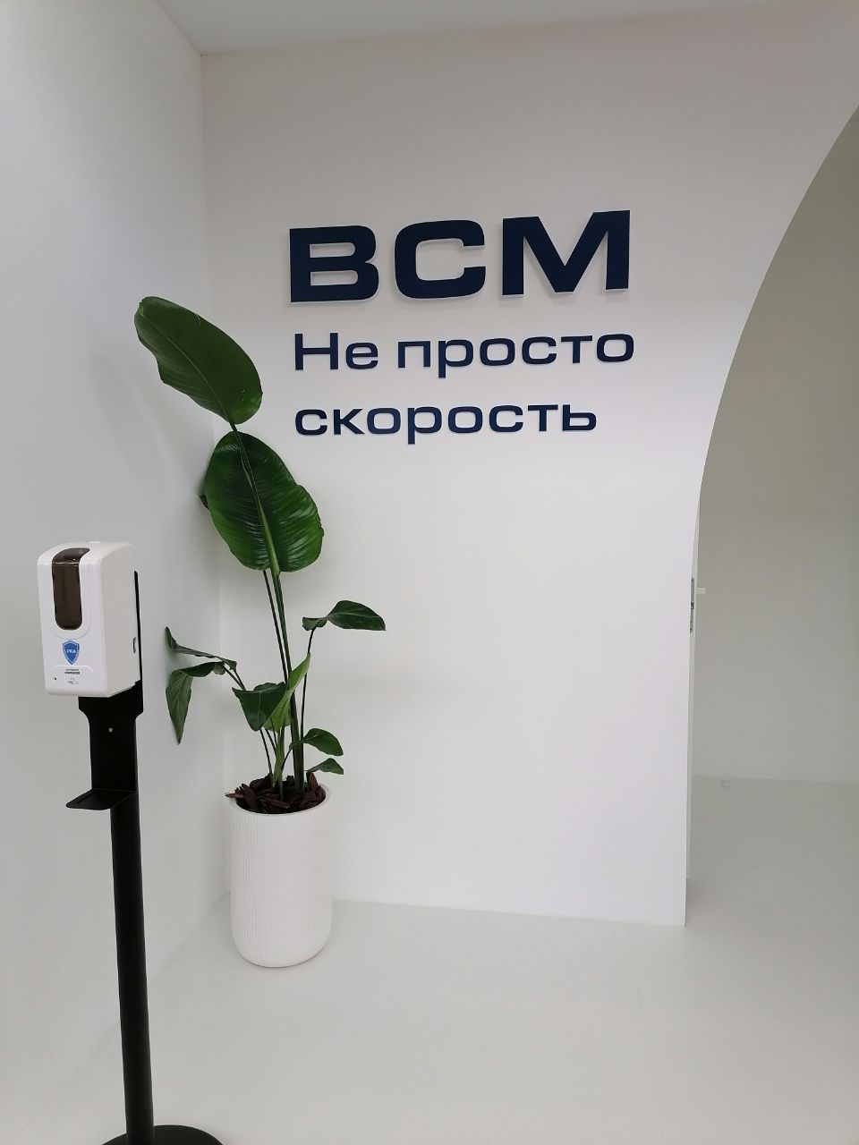 Всем желающим на ПМЭФ-2025 предлагают уже сейчас прокатиться по высокоскоростной магистрали между двумя столицами. Со всеми остановками. Напомним, что после запуска ВСМ время пути между Москвой и Санкт-Петербургом будет составлять 2 часа 15 минут. На ПМЭФ это же расстояние предлагают преодолеть за 2 минуты.