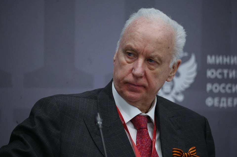 Председатель российского Следственного комитета Александр Бастрыкин заинтересовался подробностями смертельного ДТП в Челябинской области Авария произошла утром 25 января на трассе М 5 Автобус столкнулся с грузовиком Scania 43 летний водитель маршрутки погиб трое пассажиров пострадали По данному факту следственными органами возбуждено уголовное дело по признакам оказания услуг не отвечающих требованиям безопасности уточнили в пресс центре Следственного комитета Александр Бастрыкин затребовал у челябинских подчиненных доклад о ходе расследования и подробностях аварии которые удалось выяснить   Подписаться на chelkp Мы в MAX