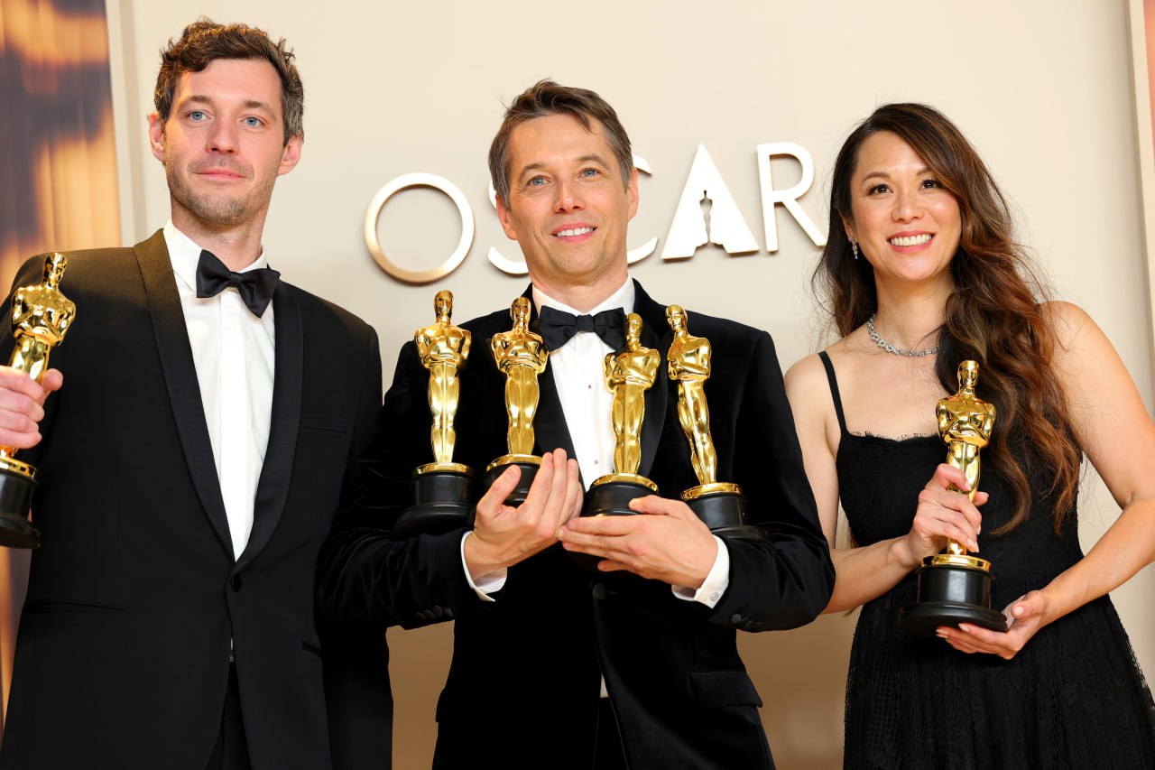 Церемония вручения Оскар с 2029 года будет транслироваться на YouTube Академия кинематографических искусств и наук заключила соглашение согласно которому правами на показ мероприятия до 2028 года владеет телевизионная сеть ABC а далее до 2033 года они переходят видеоплатформе Google Сумма сделки не разглашается но инсайдеры говорят что она девятизначная и превышает предложение Disney NBC и Universal Оскар сможет посмотреть каждый желающий бесплатно прямо на YouTube а помимо него также будут показывать выходы звезд на красную дорожку и другие мероприятия церемонии Фото Getty Images Кинопоиск Новости