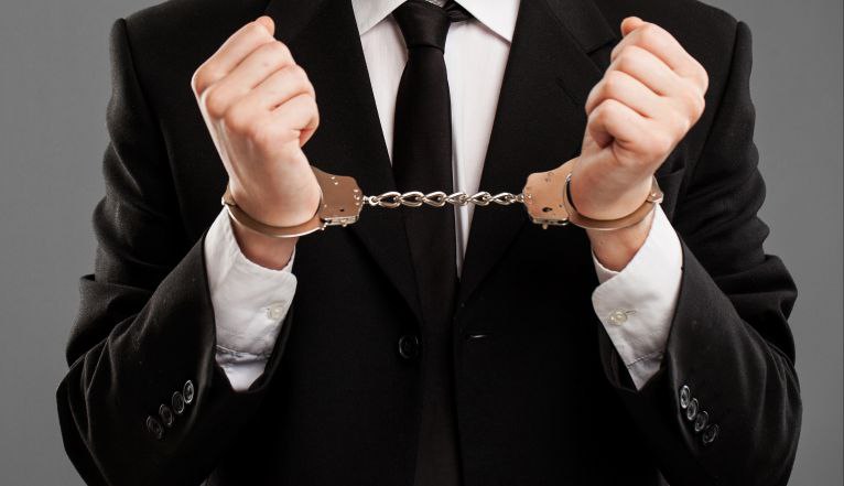 Должностные лица солигорского предприятия подозреваются в хищении имущества на 120 тыс рублей Районным отделом Следственного комитета возбуждено уголовное дело за хищение путем злоупотребления служебными полномочиями в отношении жителя Солигорска По информации РОСК мужчина в период с 2024 по 2025 годы занимая должность на одном из предприятий города вступил в преступный сговор с ведущим инженером того же предприятия Злоупотребляя своими служебными полномочиями они совершили хищение принадлежащих предприятию товарно материальных ценностей В числе похищенного запасные автомобильные части иные автопринадлежности Общая стоимость похищенного оценивается не менее чем в 120 000 рублей Возбуждено уголовное дело по части 4 статьи 210 УК Республики Беларусь