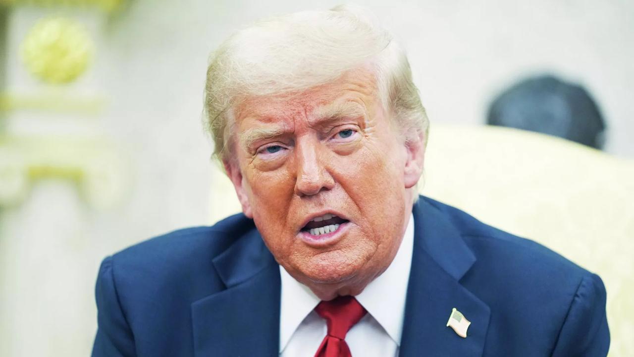 ИМПОРТ ТРАМП СООБЩИЛ О ПЛАНАХ ВВЕСТИ ПОШЛИНЫ ПРОТИВ 150 СТРАН США намерены ввести импортные пошлины в размере 10-15 процентов на товары из 150 стран — некрупных экономик, заявил американский президент Дональд Трамп в интервью телеканалу Real America"s Voice. "Мы собираемся опубликовать одну цифру для оставшихся не крупных. — Прим. ред. , почти 150-ти стран. Мы просто опубликуем одну цифру, и это будет, вероятно, 10 или 15 процентов, мы еще не решили, это большое дело", — сообщил он. AP Photo / Evan Vucci #аврорамедиа_мир Telegram-экосистема АВРОРА МЕДИА МЕДИА НОВОСТИ РЕГИОН ЛАЙФ СПОРТ ГЕРЛЗ ХАЙТЕК ПЕРСОНЫ ИНСАЙД КРИМИНАЛ МОЛОДОСТЬ LIVE АВРОРА МЕДИА YOUTUBE RUTUBE
