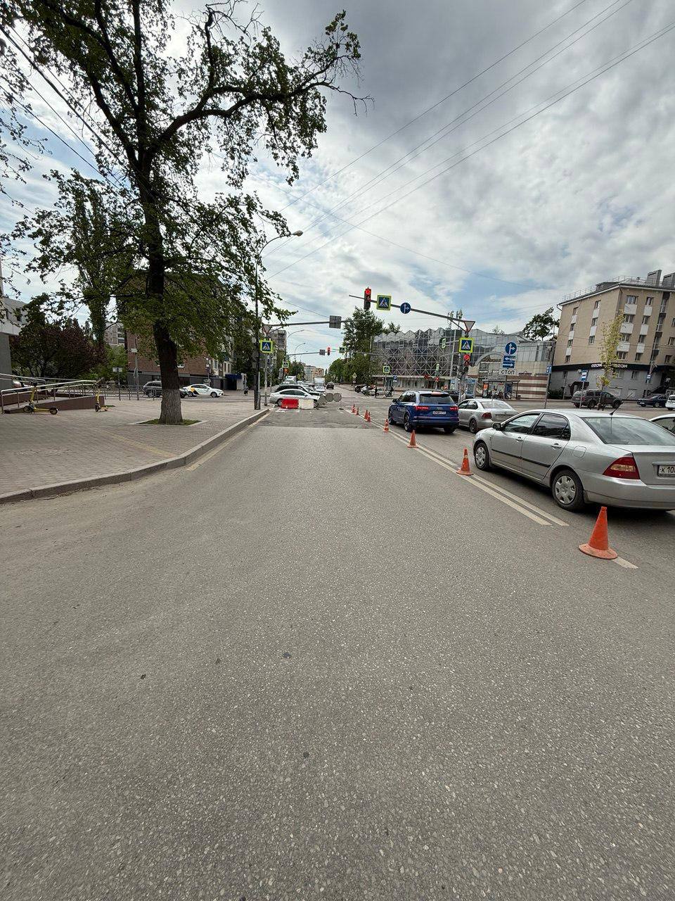 Временно перекрыт участок улицы Горького от Советской в сторону улицы 8 Марта. Связано это с порывом на сетях РВК. Водителей просят выбирать объездные маршруты и соблюдать осторожность. Подпишись на «Липецк №1»