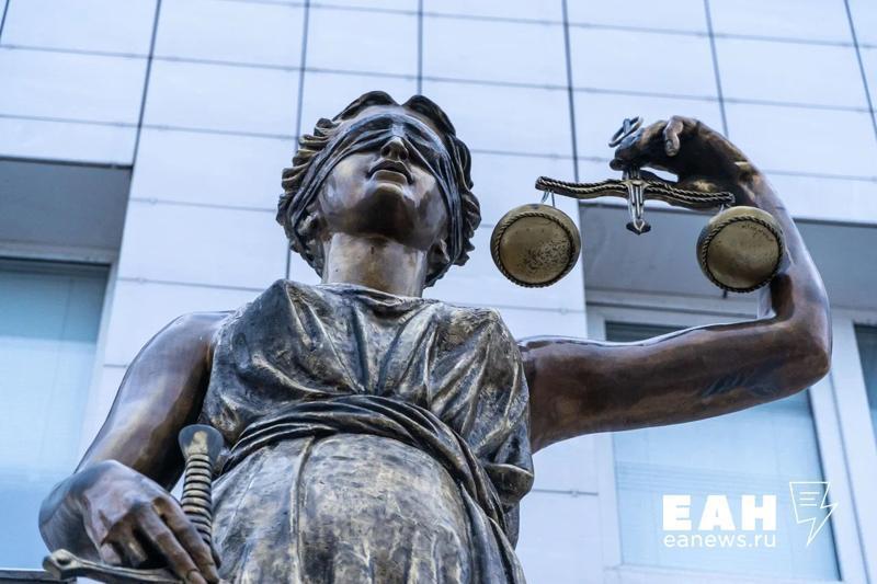 В Челябинске экс полицейского осудили за получение взятки Приговор вынесли бывшему начальнику отделения экономической безопасности и противодействия коррупции на территории Калининского района городского управления МВД Алексею Савоськину Суд установил что в январе 2022 года он через посредника получил от индивидуального предпринимателя взятку в 250 тыс рублей За это Савоськин вернул бизнесмену ранее изъятую никотиносодержащую продукцию и устройства для ее потребления Экс полицейский получил 7 5 года лишения свободы в колонии строгого режима Также суд назначил ему штраф в 750 тыс рублей и лишил звания капитана полиции Ранее Савоськин уже был судим Два года назад за превышение должностных полномочий ему назначили 3 5 года колонии общего режима Подписаться на канал ЕАН Челябинск