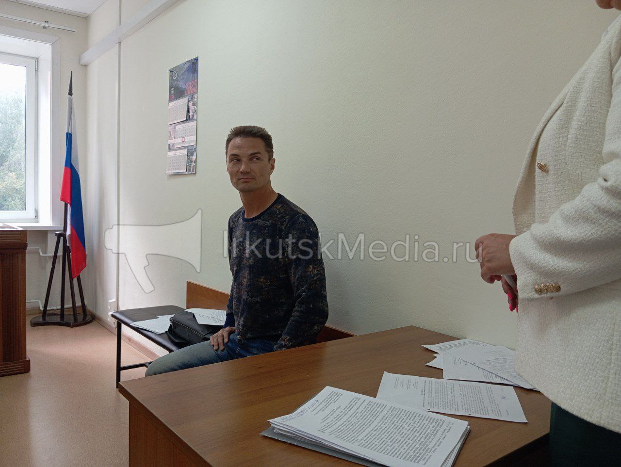 Суд отказал в ходатайстве о прекращении по делу депутата от КПРФ Анатолия Обухова Предварительное судебное заседание по делу депутата Заксобрания Иркутской области Анатолия Обухова состоялось сегодня, 23 июля, в Свердловском районном суде Иркутска. Народный избранник направил ходатайство о прекращении производства по гражданскому делу по иску ЗС региона о возмещении ущерба. Суд отказал в его удовлетворении. Как стало известно в ходе судебного заседания, дело, в котором обвиняется Анатолий Обухов, связано с возмещением стоимости перелетов народному избраннику при исполнении им полномочий в третьем созыве. По информации суда, сейчас ведётся производство по уголовному делу в отношении еще четырех депутатов фракции КПРФ третьего созыва Заксобрания 2018-2023 годов .