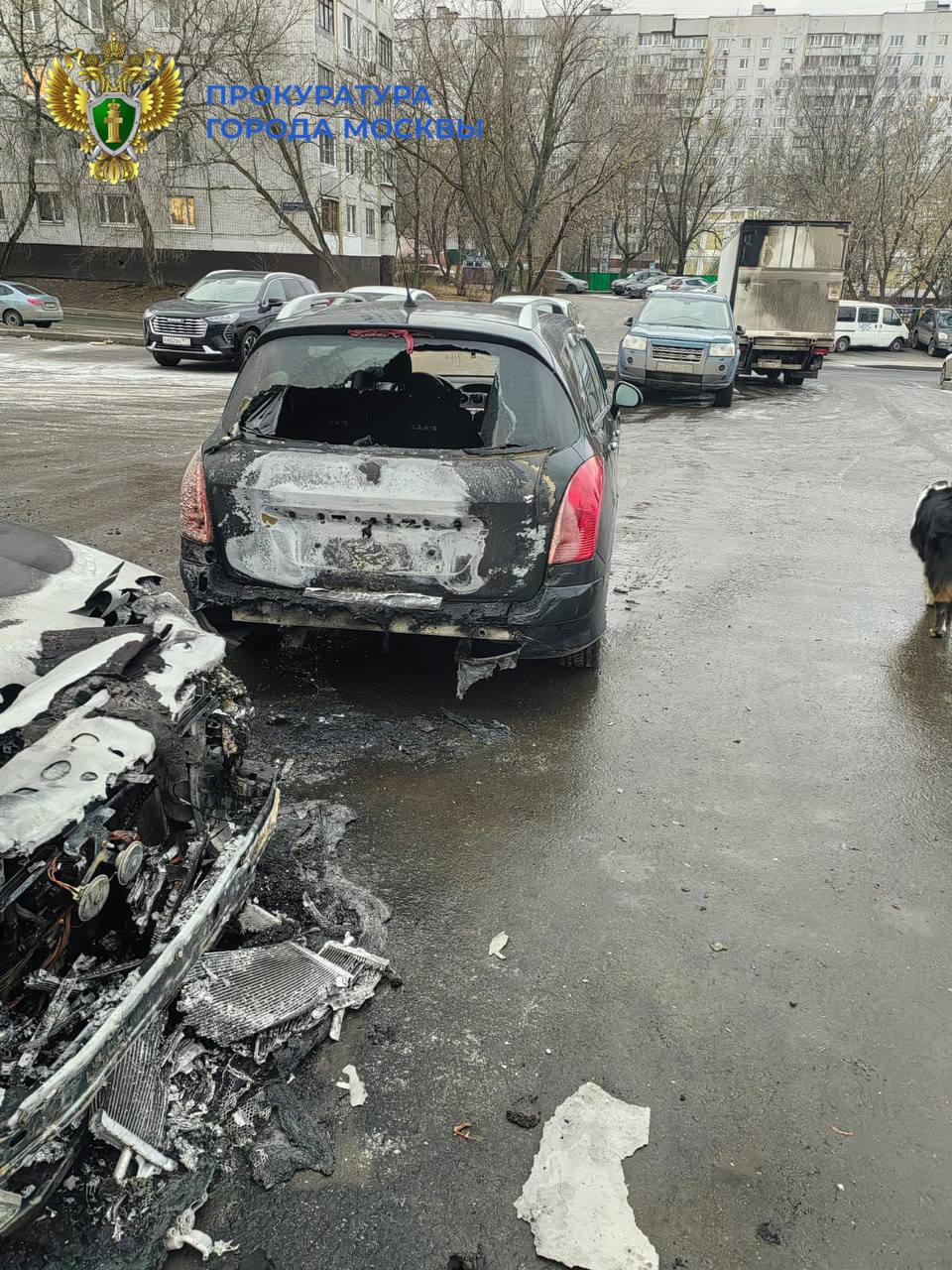 Москвич сжег машину своей бывшей девушки после расставания.  Сгоревший автомобиль 40-летняя девушка увидела этим утром на парковке в столичном районе Бибирево. Она предполагает, что пожар устроил ее бывшей парень, с которым она не виделась несколько лет.