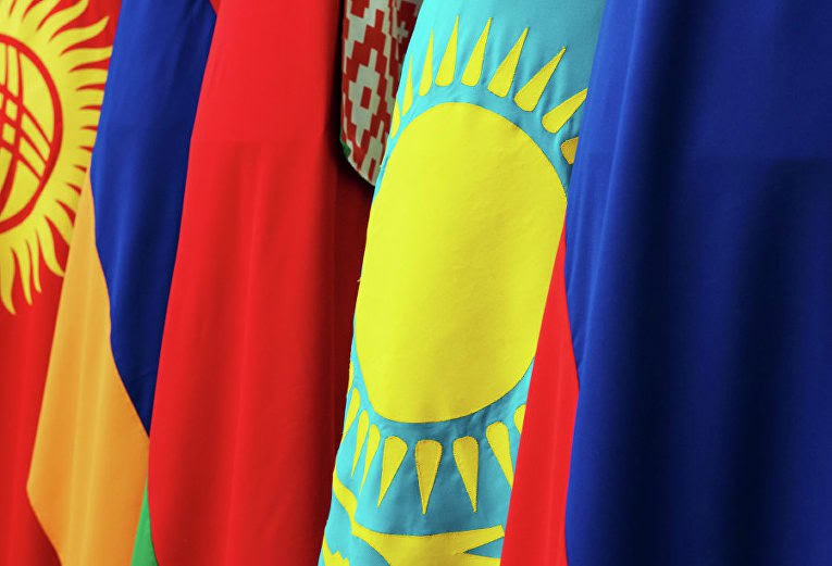 Страны ЕАЭС планируют подписать соглашение об электронной торговле до конца 2025 года  Государства-члены Евразийского экономического союза  ЕАЭС , включая Беларусь, Казахстан, Армению, Кыргызстан и Россию намерены заключить соглашение об электронной торговле товарами до конца 2025 года. Этот шаг позволит унифицировать правила на внутреннем рынке и ускорить цифровизацию расчетов.  Как сообщила пресс-служба Евразийской экономической комиссии  ЕЭК , на площадке комиссии прошли экспертные консультации с участием представителей органов власти и бизнеса стран ЕАЭС. В ходе обсуждений были подведены итоги внутригосударственного согласования проекта документа.  Участники встречи рассмотрели оставшиеся разногласия, в том числе по вопросам регулирования электронной торговли, защиты прав потребителей, применения электронного документооборота, а также условий оборота товаров и структуры единого регулирующего органа.  По словам заместителя директора Департамента таможенно-тарифного и нетарифного регулирования ЕЭК Аската Бекова, новые прозрачные правила обеспечат свободное перемещение товаров и дадут импульс экономическому росту стран союза за счет цифровизации процессов.  «Соглашение уже готово, сейчас решается вопрос о дате его подписания»  — добавил Беков.  #ЦентральнаяАзия #Казахстан #Кыргызстан