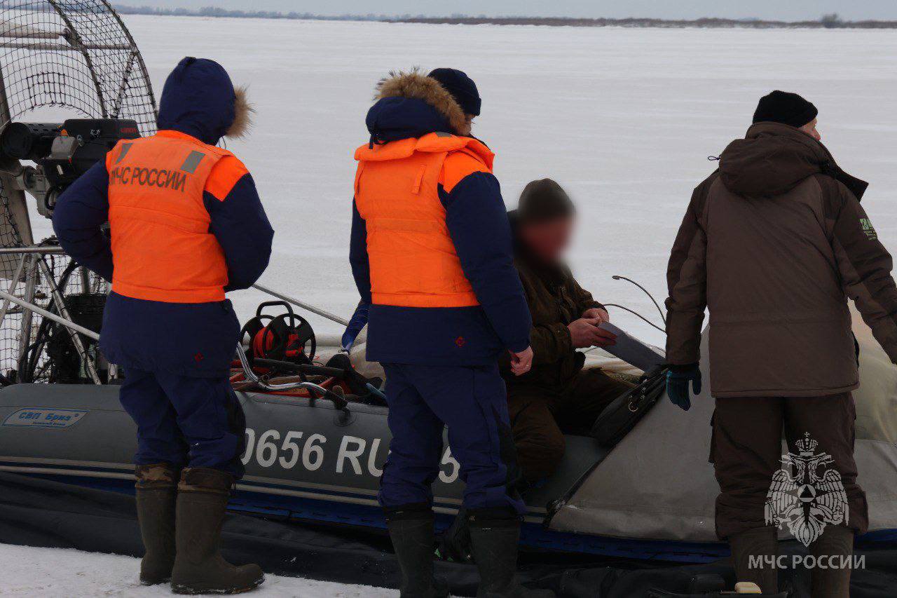 Сотрудники центра ГИМС продолжают напоминать об опасностях тонкого льда   В Новгородском районе прошел очередной рейд спасателей, полицейских и представителей администрации. Его целью было предотвращение трагедий. Напомним, сейчас запрет выхода на лед действует на территории всей Новгородской области, за исключением Мошенского округа, там можно выходить на лед озер.  Главное управление МЧС России по Новгородской области напоминает: при плюсовой температуре прочность льда теряется на 25 %. В последние недели в Новгородской области такие перепады были несколько раз. Поэтому лед, где он остался, непрочный и в любой момент может треснуть. К сожалению, такие случае уже зарегистрированы: так, 1 февраля на озере Должино в Волотовском округе утонул рыбак.    Статистика зачастую не останавливает любителей зимней рыбалки. Если профилактика не срабатывает, подключаются специалисты администраций, которые имеют право составлять административные протоколы. С начала года составлено уже 28 протоколов. Напомним, на данный момент штраф за выход на лед составляет от 1 до 5 тысяч рублей.