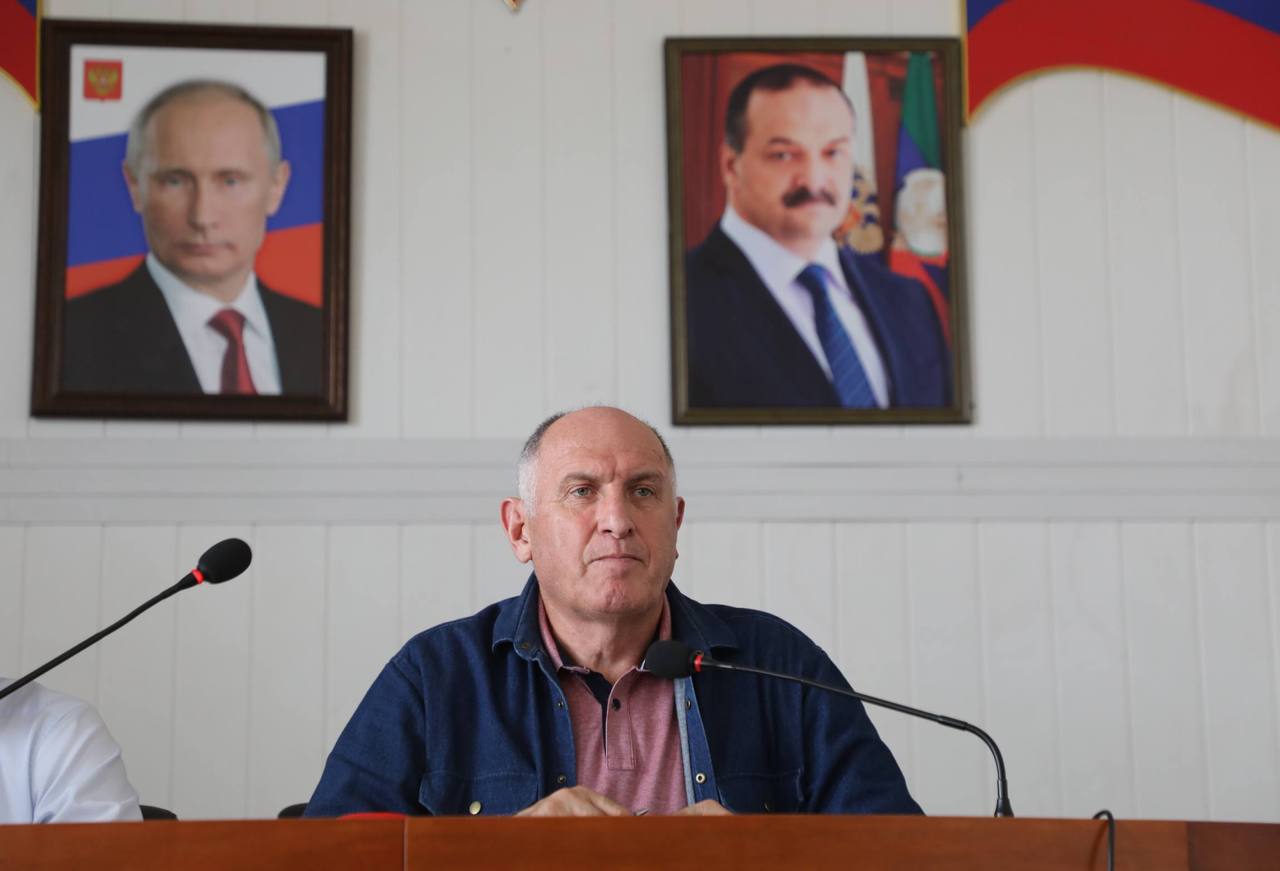Тляратинский район получил на развитие АПК более 19 млн рублей в 1-м полугодии 2025 года  Об этом в ходе выездного совещания по актуальным вопросам социально-экономического развития Тляратинского района сообщил Председатель Правительства Дагестана Абдулмуслим Абдулмуслимов.  По словам премьера, сельское хозяйство в муниципалитете является основной составляющей экономики района:   более 85% валовой продукции – продукция животноводства;   в районе насчитывается 23,5 тыс. голов КРС, 136 тыс. голов овец и коз;   5 племенных репродукторов по разведению овец дагестанской горной породы;   площадь сельхозугодий –46,8 тыс. га, в том числе пашни – 3,8 тыс. га.  «Тляратинский район обладает хорошим потенциалом для развития АПК, особенно в сфере животноводства: цеха по обработке шерсти, мяса, кожи; пчеловодства, разведения форели, заготовки и выпуска целебных экологически чистых трав. Сегодня село живет и процветает благодаря старательным людям, преданным родной земле, необходимо совместными усилиями сделать их жизнь более качественной, позволяющей реализовать имеющийся потенциал территории. В целом на развитие АПК района за 2024 год было выделено порядка 30,2 млн руб., а за 1 полугодие 2025 года – 19,3млн руб., в том числе на производство и реализацию зерновых культур, стимулирование увеличения производства картофеля и овощей, поддержку племенного животноводства, поддержку маточного товарного поголовья овец и коз»,  — отметил Абдулмуслимов.