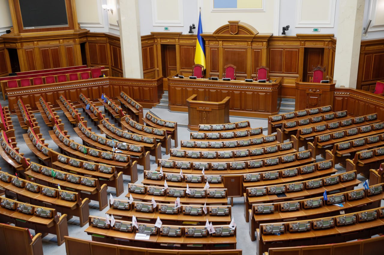 На Украине вновь обновлён антирекорд по числу депутатов Рады. Внефракционный депутат Верховной рады Олесь Долгий заявил в соцсетях о решении сложить с себя депутатские полномочия, передаёт ТАСС. «Написал заявление о сложении мандата народного депутата Украины. <...> Сейчас больше не вижу возможности быть продуктивным в парламенте. Продолжаю развивать социальные, благотворительные проекты», — заявил Долгий. По данным украинских СМИ, поскольку Долгий является мажоритарщиком, после того, как Рада проголосует за лишение мандата, в парламенте останется всего 398 депутатов. Это исторический антирекорд. Согласно Конституции Украины, Верховная рада состоит из 450 депутатов. Ранее обеспокоенность из-за «бегства» народных избранников из Рады выражал глава правящей фракции «Слуга народа» Давид Арахамия. По его словам, Рада рискует потерять легитимность и способность принимать законы, сообщает «Sputnik». Причиной ухода в кулуарах называют нежелание нести в будущем ответственность за принимаемые сегодня решения, уточнили в новостном агентстве. Накануне в украинском парламенте анонсировали подготовку к проведению «уникальных» выборов после отмены военного положения в стране, которые не попадут ни под какие регламенты украинской Конституции. По словам главы Рады Руслана Стефанчука, одноразовый специальный закон, который позволит провести выборы в стране, уже обсуждается.