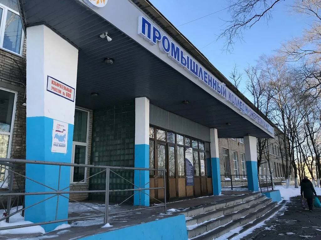 Иногородние студенты энергоколледжа Владивостока могут остаться без жилья Студенты Энергетического колледжа во Владивостоке столкнулись с проблемой их общежитие на улице Спиридонова закрывается на капитальный ремонт с середины января до середины августа Около 190 иногородних учащихся получили уведомление в котором им рекомендовано самостоятельно решить вопрос с проживанием на этот период По словам студентов руководство колледжа не предложило альтернативных вариантов расселения Многие учащиеся отмечают что аренда жилья в городе для них финансово недоступна Студенты надеются что городские и краевые власти обратят внимание на ситуацию и помогут найти решение чтобы не прерывать учебный процесс Подпишись на ПРИМОРЬЕ LIVE