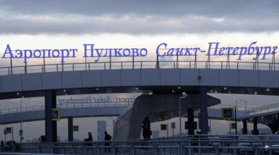 Петербургский аэропорт Пулково приостановил работу из-за погодных условий   Петербургский аэропорт Пулково закрыт на приём и отправку самолётов из-за сложных метеоусловий. Сейчас проводится очистка взлётно-посадочной полосы от снега.  Читать далее