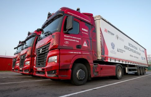 Рынок транспортного ИИ готовится к новому витку роста Цифровизация транспортно логистического сектора в России выходит на качественно новый уровень В центре внимания развитие отечественных решений способных повысить эффективность безопасность и устойчивость перевозок Ключевым инструментом трансформации отрасли становится искусственный интеллект причем власти и компании последовательно формируют условия для его внедрения Сегодня интеллектуальные технологии применяются в управлении движением профилактическом обслуживании планировании маршрутов и контроле технического состояния транспортных средств На некоторых предприятиях внедряющих такие решения удается снизить убытки от простоя и ремонтов до 65 процентов сократить общие логистические расходы до 40 процентов и повысить производительность спецтехники на четверть Но переход на умные системы требует значительных вложений и глубокой перестройки бизнес процессов Основные сложности связаны с нехваткой квалифицированных кадров качеством исходных данных и необходимостью постоянной адаптации программного обеспечения под особенности каждого предприятия Российский рынок транспортно логистического ПО пока неравномерен по уровню зрелости В сегментах управления автопарками и транспортной аналитики уже сформировался устойчивый спрос однако в ряде ниш от мультимодальных перевозок до комплексных систем планирования цепочек поставок все еще ощущается дефицит качественных отечественных решений При этом большинство компаний стремятся перейти от точечных цифровых продуктов к единой экосистеме где данные из разных источников объединяются и анализируются в реальном времени