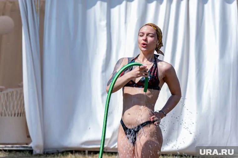 В Пермском крае 10 июня зафиксирована самая высокая температура с начала лета — в Чайковском столбики термометров поднялись до +32,3 градусов. Об этом сообщают метеорологи в telegram-канале «Опасные погодные явления Пермского края». «10 июня стало самым жарким днем с начала лета в Пермском крае. Максимальная температура воздуха превысила +30 градусов на большинстве метеостанций региона. Абсолютным лидером по показателям стал Чайковский, где зафиксировали +32,3 градуса, следом расположилась Оса с +32,1 градусом. В Перми температура достигла +31,9 градусов, что всего на 0,2 градуса ниже рекорда 1920 года: предыдущий максимум для этой даты составлял 32,1 градуса», — рассказали метеорологи. Особенно значимым стало потепление в Чердыни — местная метеостанция зарегистрировала +30,8 градусов, что на 0,2 градуса выше предыдущего рекорда 2020 года. Лишь в Бисере и Чермозе температура осталась ниже 30-градусной отметки. Среднесуточная температура в Перми превысила климатическую норму на 10 градусов. Источник ЧП Пермь Прислать новость