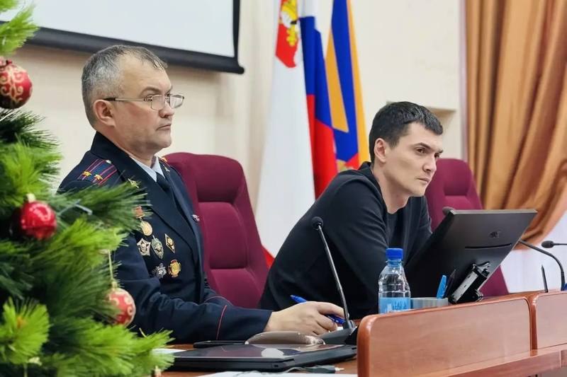 В Череповце городские службы в новогодние праздники будут работать без выходных Об этом в своих соцсетях сообщил глава города Роман Маслов cherinfo ru news 144186 v cerepovce gorodskie sluzby v novogodnie prazdniki budut rabotat bez vyhodnyh