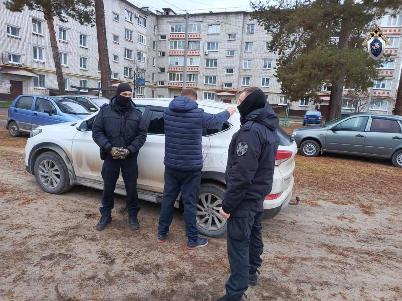 В Волжске силовики задержали экс заместителя главы администрации ГО Город Волжск который получил взятку в размере 550 000 рублей за содействие в получении земельного участка в собственности По данным СУ СК РФ по РМЭ летом 2025 года 44 летний чиновник получил от местной жительницы деньги за то чтобы помочь ей получить землю в собственность в Волжске Сейчас мужчина задержан ему предъявлено обвинение Преступление было выявлено сотрудниками УЭБиПК МВД России по Марий Эл Следователи проверяют причастен ли волжанин к совершению аналогичных пресечений закона Подозреваемый был задержан при поддержке сотрудников СОБР Берсерк Управления Росгвардии по Марий Эл Фото СУ СК РФ по РМЭ Видео прокуратура РФ по РМЭ Подписывайтесь на наш канал в МАХ