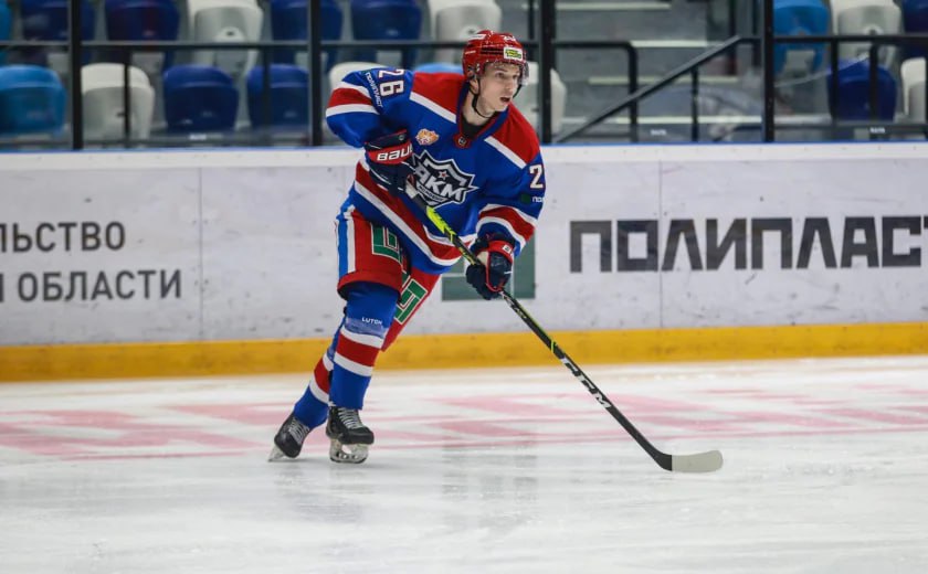 Бывший игрок тульского АКМ Гофман погиб на 24-м году жизни в результате несчастного случая О печальной новости сообщила пресс-служба «Динамо». Олегу Гофману было всего 23 года. Спортсмен являлся воспитанником «Динамо, также провел 166 матчей в составе молодежной команды. В 2021 году Олег Гофман стал обладателем Кубка Харламова. Тогда же он начал играть на позиции защитника в тульском АКМ. Прощание состоится 20 мая на Колычевском кладбище. Выражаем соболезнования родным и близким хоккеиста