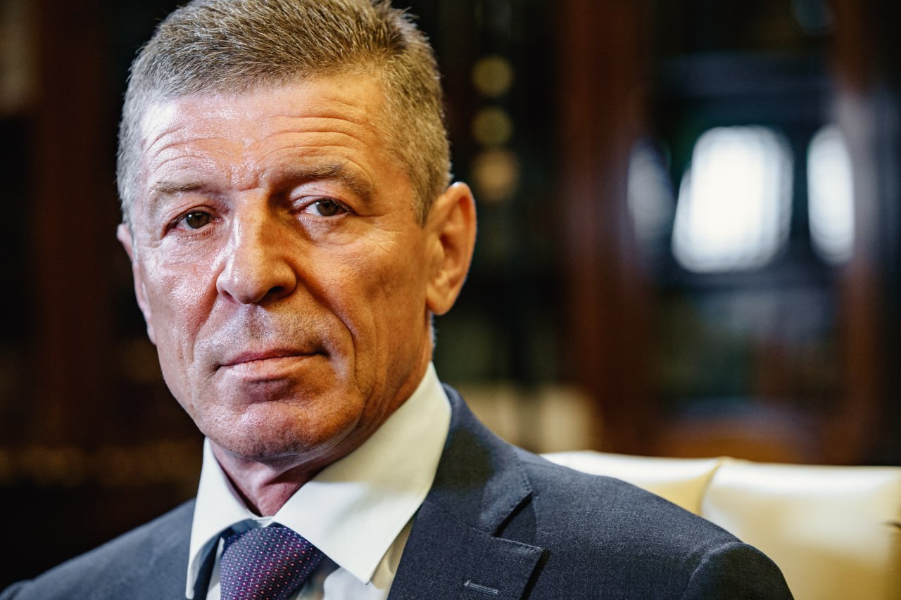 Дмитрий Козак на выходных написал заявление об уходе с поста замглавы Администрации президента по собственному желанию рассказали РБК два источника знакомых с решением чиновника По словам одного из источников в среду планируется его встреча с коллективом Оба источника говорят что Козак рассматривает различные предложения перехода в бизнес Козак один из давних соратников президента Владимира Путина Переход высокопоставленных чиновников в бизнес распространенная практика в том числе в России Среди примеров экс глава Администрации президента Александр Волошин после ухода из Кремля возглавлял советы директоров РАО ЕЭС России а затем Норникеля Алексей Кудрин после ухода с поста главы Счетной палаты занял должность советника по корпоративному развитию Яндекса Фото Андрей Любимов РБК Самые важные новости в телеграм канале РБК