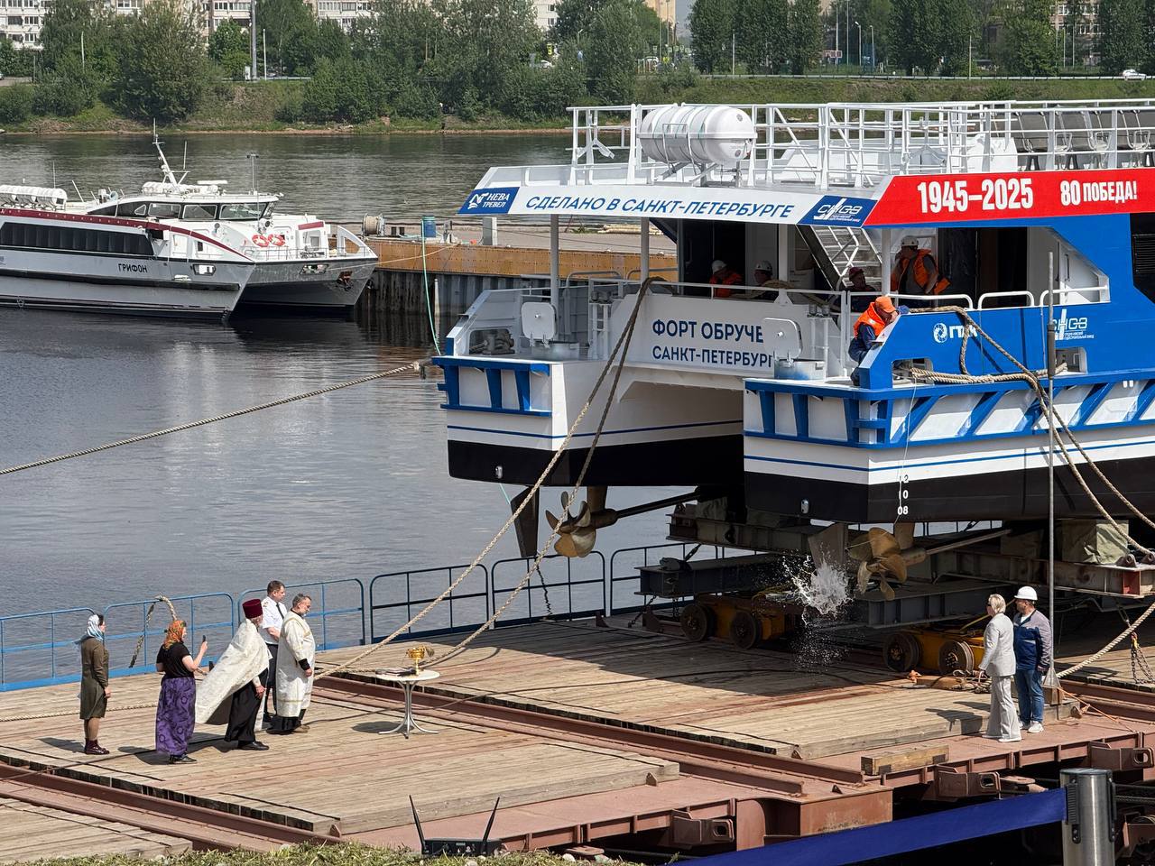 ОСК спустила на воду пятый скоростной пассажирский катамаран «Форт Обручев» На Средне-Невском судостроительном заводе ОСК прошла торжественная церемония спуска на воду скоростного пассажирского катамарана проекта 04580 «Котлин» — «Форт Обручев». Уникальность катамарана заключается в совмещении характеристик речного судна с низким волнообразованием и прибрежного судна с повышенными мореходными качествами. При проектировании учтены особенности эксплуатации в акватории Северной столицы и выхода в Финский залив. Катамараны проекта 04580 могут проходить под сводами петербургских мостов, обладают высокими скоростными и мореходными качествами. Серия пассажирских катамаранов строится в рамках государственной программы по обновлению пассажирского флота при поддержке Минпромторга России и по заказу ГТЛК для судоходной компании «Нева Тревел» на Средне-Невском судостроительном заводе ОСК. Подробнее — на сайте ОСК ОСК
